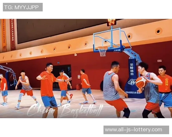 杜锋率队训练后集体放松全队观看《摔跤吧!爸爸》 杜锋率队训练后集体放松全队观看《摔跤吧!爸爸》