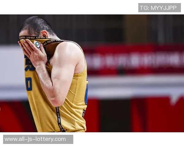 莫泰周琦联手逆转新疆双塔，球队震撼逆袭的完美瞬间